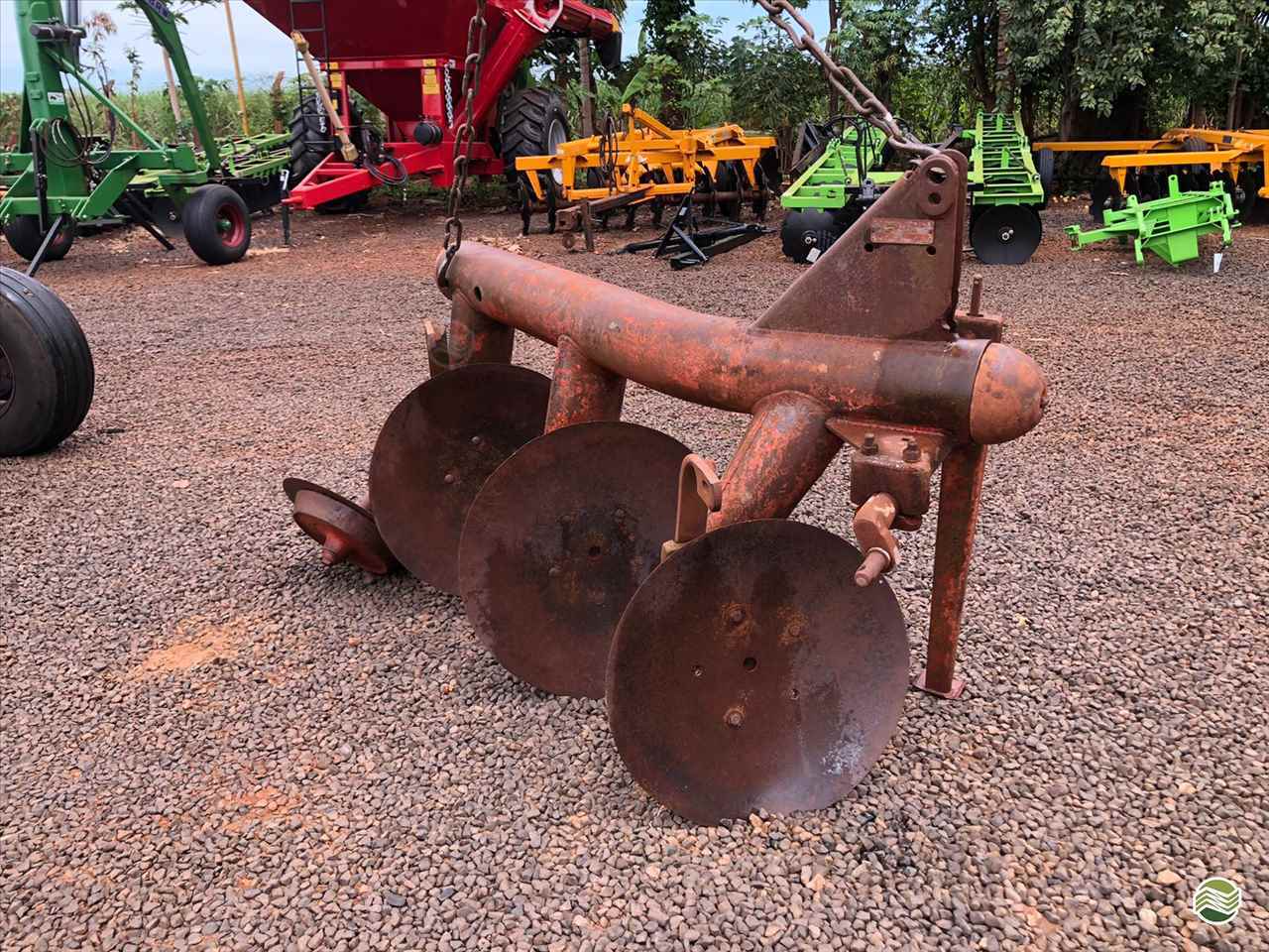 IMPLEMENTOS AGRICOLAS ARADO 3 DISCOS FIXO Carlos Tratores SP GUAIRA SÃO PAULO SP